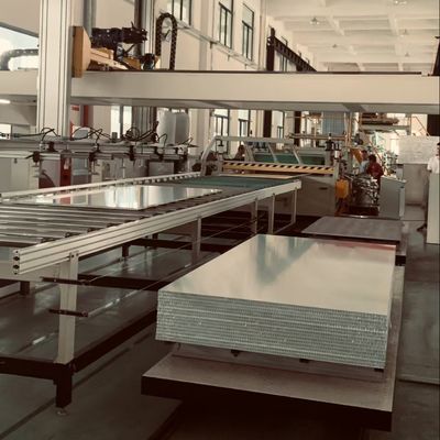 Linea di produzione continua di pannelli di nido di miele in alluminio con una capacità di 1000 pezzi al giorno