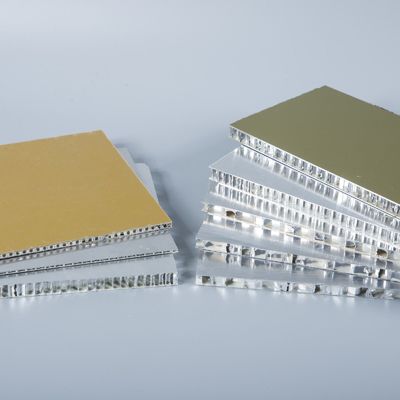 Tavola di nido di miele di alluminio a prova di umidità per decorazioni interne di veicoli di lusso e navi