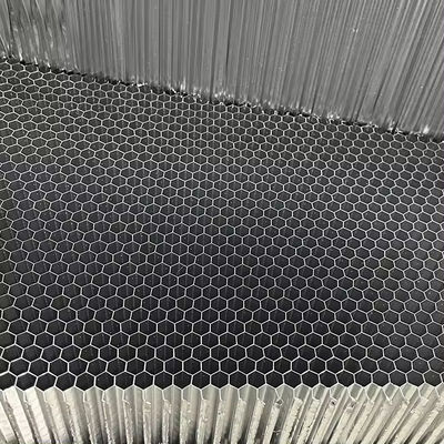 Corpo di nido di miele in alluminio di grandi dimensioni personalizzato con larghezza massima di 2200 mm