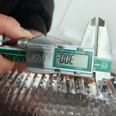Fori di foratura di alluminio a fessura di nido di miele lunghezza laterale 5,5 mm