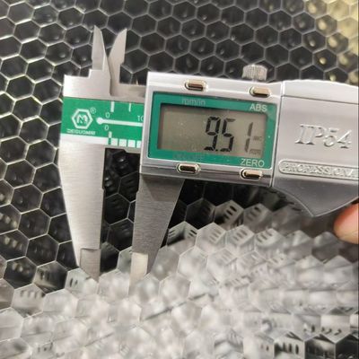 Fori di foratura di alluminio a fessura di nido di miele lunghezza laterale 5,5 mm