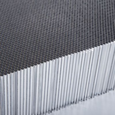 Lungozza laterale ultra piccola 0,6-2,5 mm 3003 pannelli di base in alluminio a nido di miele micro porosi